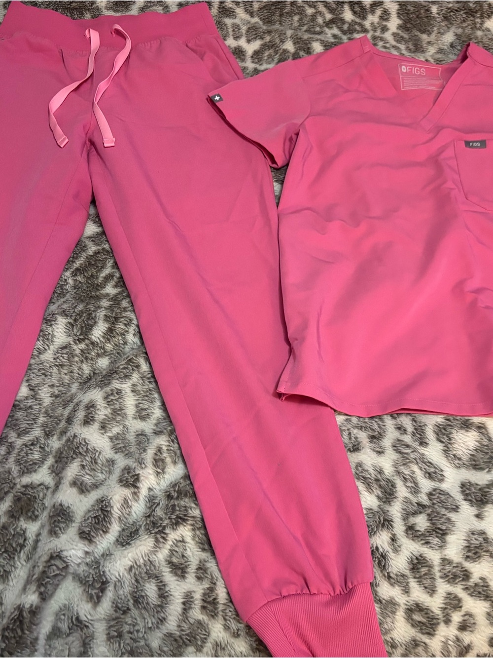 Figs Women's Scrub Set F ing Pink - Jogger Pants & V-Neck Top
